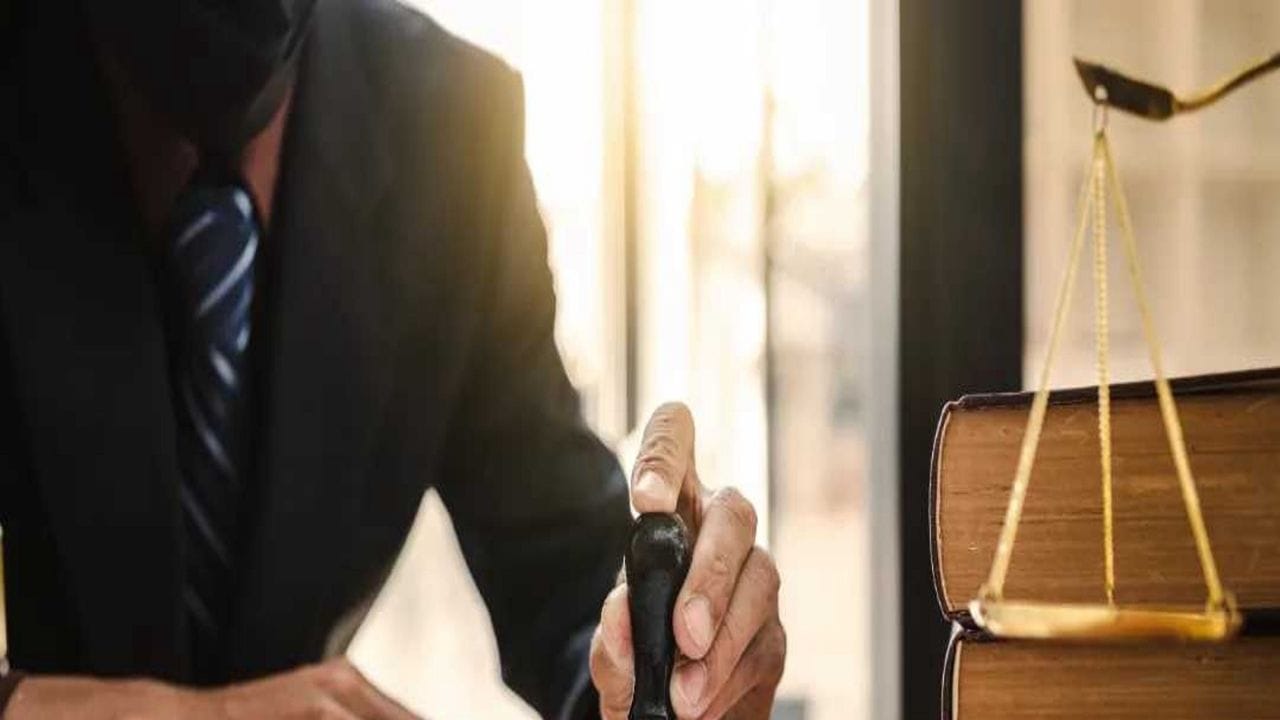 આખા દેશની સમગ્ર પોલીસ વ્યવસ્થા પોલીસ કાયદા હેઠળ કાર્ય કરે છે. પોલીસ કાયદો 1861માં અમલમાં આવ્યો હતો. પોલીસ અધિનિયમનો ઉદ્દેશ્ય પોલીસનું પુનર્ગઠન અને ગુનાઓ નક્કી કરવાનો છે, તેમજ ગુનાઓ શોધવામાં પોલીસને વધુ કાર્યક્ષમ અને શક્તિશાળી બનાવવાનો પણ છે. આ કાયદો પોલીસ અને તેમની કામગીરી સંબંધિત નિયમોને વ્યાખ્યાયિત કરે છે.