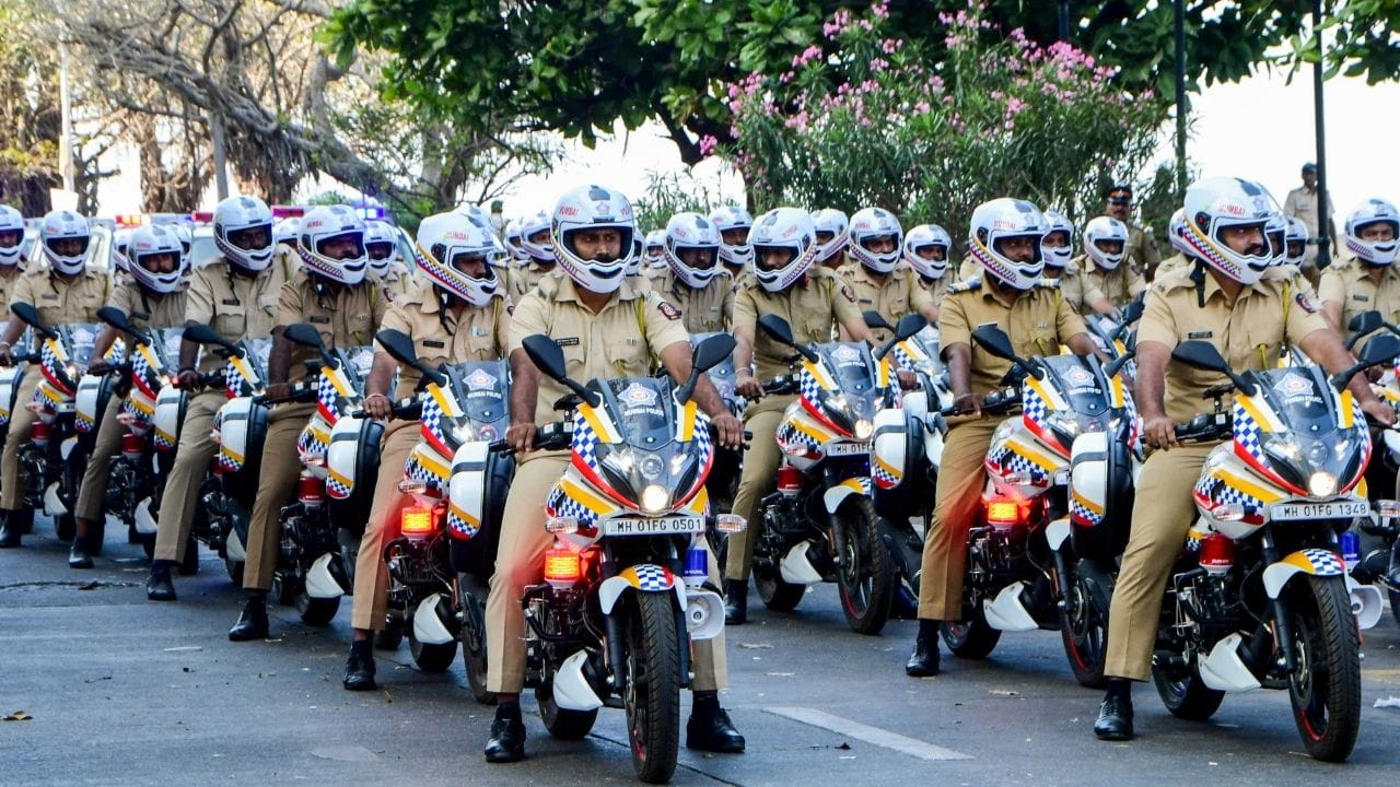 આપણા દેશમાં મોટા ભાગના રાજ્યો પાસે પોતાની પોલિસ છે. જ્યાં તે સરકાર અને ગૃહ મંત્રાલય હેઠળ કાર્ય કરે છે. સ્થાનિક વિધાનસભા અને વિધાનસભા પરિષદ પાસે પોલીસ સંબંધિત કાયદા બનાવવાનો અધિકાર છે. જોકે, દેશભરમાં પોલીસ માટે કેટલાક કાનુન પણ છે. જે આખા દેશમાં લાગુ પડે છે.આ કાનુનને પોલિસ અધિનિયમ (પોલિસ એક્ટ) કહેવામાં આવે છે.