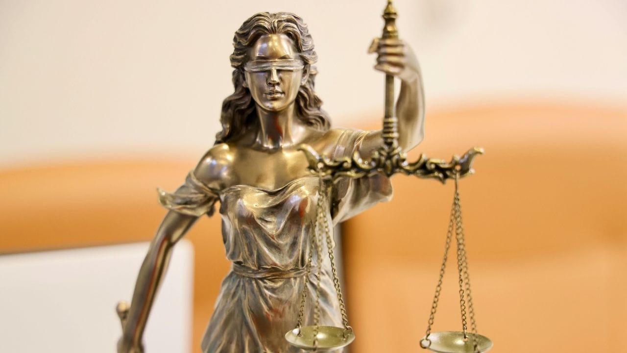 (Disclaimer: જો તમારી પાસે કોઈ ચોક્કસ કેસ હોય તો કાનૂની નિષ્ણાત (વકીલ) ની સલાહ લેવી સલાહભર્યું છે. અહીં આપેલી માહિતી ફક્ત કોર્ટના નિર્ણયો અને કલમોને આધારે આપવામાં આવી છે. તમારે કોઈ કેસ માટે જાણવું હોય તો યોગ્ય વકીલની સલાહ લઈ શકો છો.)(All Image Credit- Canva)