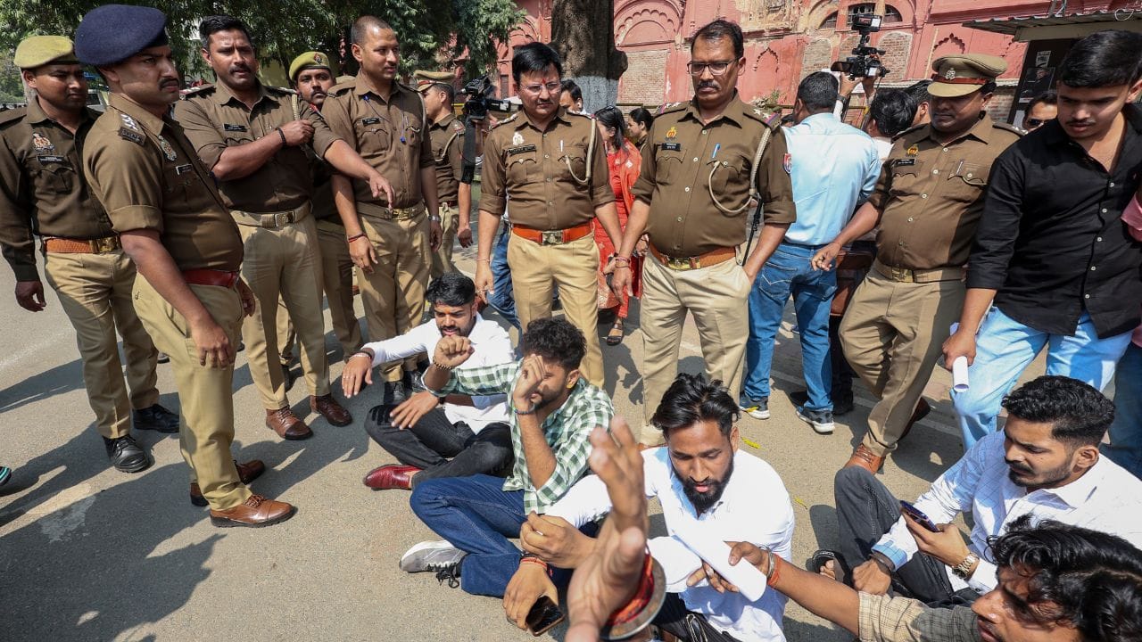  પોલીસ દળ એક સરકારી સંસ્થા છે જે જાહેર જીવન અને સંપત્તિનું રક્ષણ કરવા, કાયદો અને વ્યવસ્થા જાળવવા અને સામાજિક સુરક્ષા સુનિશ્ચિત કરવા માટે જવાબદાર છે. પોલીસ અધિકારીઓ અને કર્મચારીઓ આ અધિનિયમ હેઠળ તેમની ફરજો બજાવે છે.