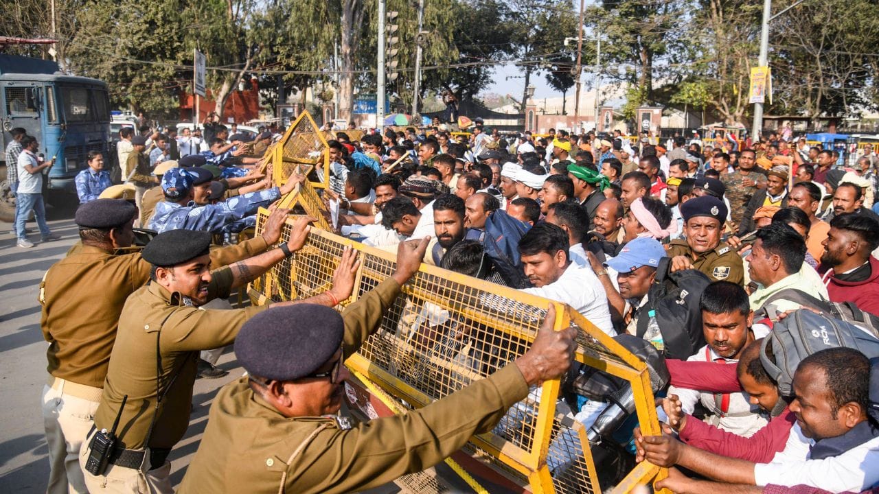  શંકાસ્પદ સંજોગોમાં પોલીસને વોરંટ વિના ધરપકડ કરવાનો અધિકાર છે.