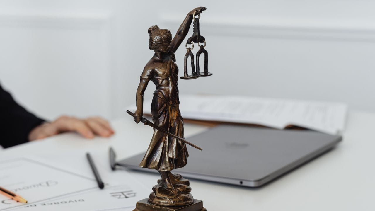 (Disclaimer: જો તમારી પાસે કોઈ ચોક્કસ કેસ હોય તો કાનૂની નિષ્ણાત (વકીલ) ની સલાહ લેવી સલાહભર્યું છે. અહીં આપેલી માહિતી ફક્ત કોર્ટના નિર્ણયો અને કલમોને આધારે આપવામાં આવી છે. તમારે કોઈ કેસ માટે જાણવું હોય તો યોગ્ય વકીલની સલાહ લઈ શકો છો.)(All Image Credit- Canva)