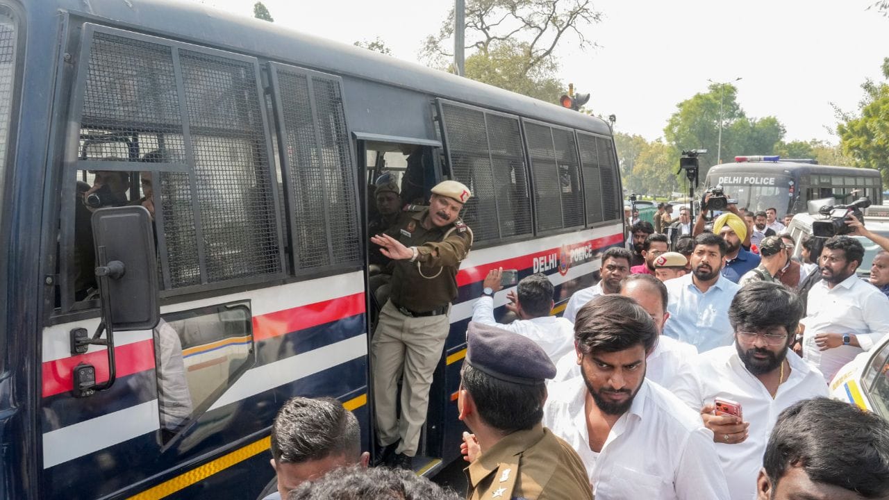 (Disclaimer: જો તમારી પાસે કોઈ ચોક્કસ કેસ હોય તો કાનૂની નિષ્ણાત (વકીલ) ની સલાહ લેવી સલાહભર્યું છે. અહીં આપેલી માહિતી ફક્ત કોર્ટના નિર્ણયો અને કલમોને આધારે આપવામાં આવી છે. તમારે કોઈ કેસ માટે જાણવું હોય તો યોગ્ય વકીલની સલાહ લઈ શકો છો.)(All Image Credit- Canva)