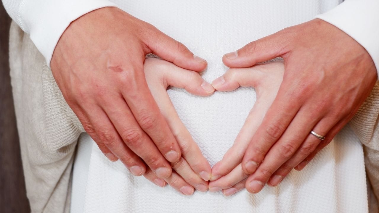 સુપ્રીમ કોર્ટે ઓફ ઈન્ડિયાએ મેટરનિટી લીવને લઈ એક મહત્વનો નિર્ણય સંભળાવ્યો છે. આ નિર્ણય સંભળાવતા કોર્ટે કહ્યું કે, જો કોઈ મહિલા 3 મહિનાથી વધારે ઉંમરના બાળકને દત્તક લે છે. તો તેને મેટરનિટી લીવ આપવામાં આવશે. સુપ્રીમ કોર્ટેનો આ નિર્ણય બાળકને દત્તક લેનાર માતા-પિતાઓ માટે રાહતના સમાચાર માનવામાં આવી રહ્યા છે.