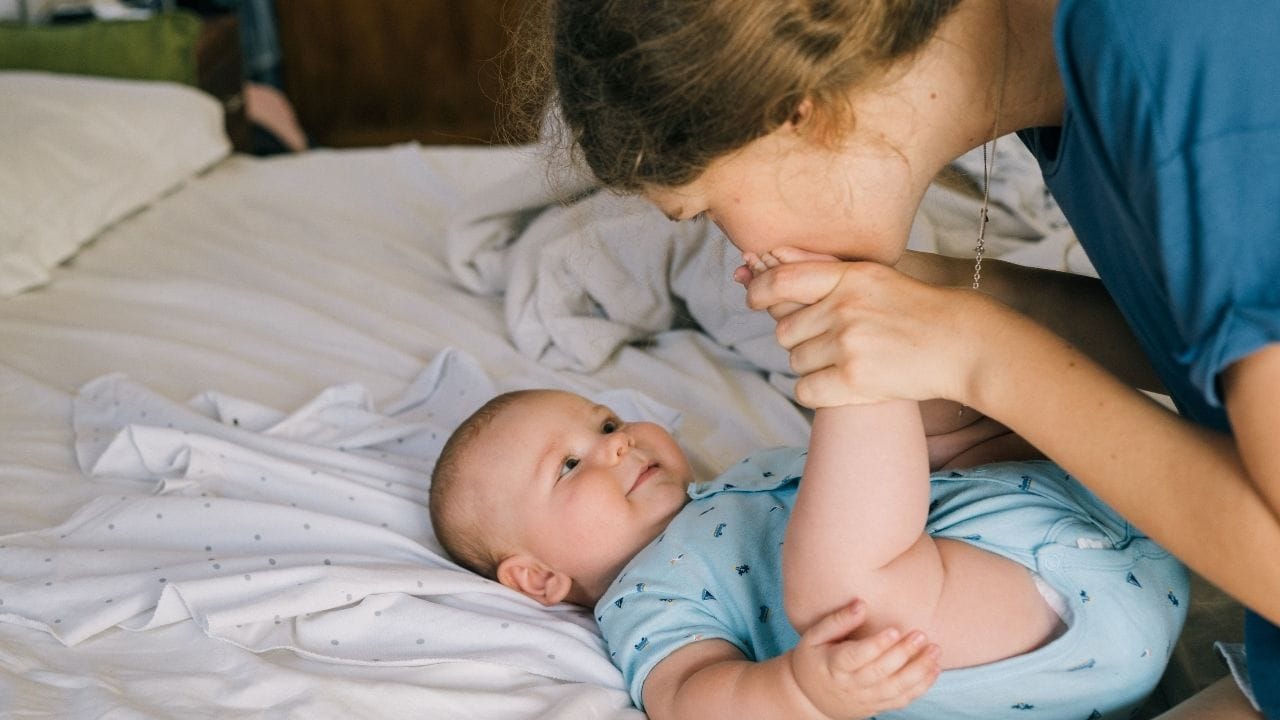 સુપ્રીમ કોર્ટે પોતાના નિર્ણયમાં કહ્યું કે, દત્તક લીધેલું બાળક જૈવિક બાળકથી અલગ નથી.આ એક્ટ દત્તક માતાને 3 મહિનાથી ઓછી ઉંમરના બાળકને દત્તક લેવા પર માતૃત્વનો લાભની પરવાનગી આપે છે. મેટરનિટી લીવ માનવાધિકારોનો એક મહત્વપૂર્ણ પાસું છે. સુપ્રીમ કોર્ટે જણાવ્યું છે કે, માતૃત્વ સરંક્ષણ એ મૂળભૂત માનવ અધિકાર છે અને તે દરેક પાત્ર વ્યક્તિ માટે ઉપલબ્ધ હોવો જોઈએ.