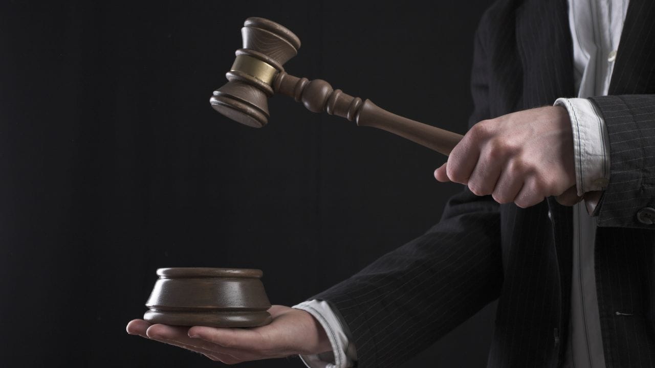 ભારતમાં, માનસિક રીતે સ્વસ્થ અને 18 વર્ષથી વધુ ઉંમરનો કોઈપણ પુખ્ત વ્યક્તિ લિવિંગ વીલ બનાવી શકે છે. સુપ્રીમ કોર્ટે 9 માર્ચ, 2018 ના રોજ કોમન કોઝ વિરુદ્ધ યુનિયન ઓફ ઈન્ડિયાના કેસમાં લિવિંગ વિલ અને પેસિવ યુથેનેશિયાને માન્યતા આપી હતી.