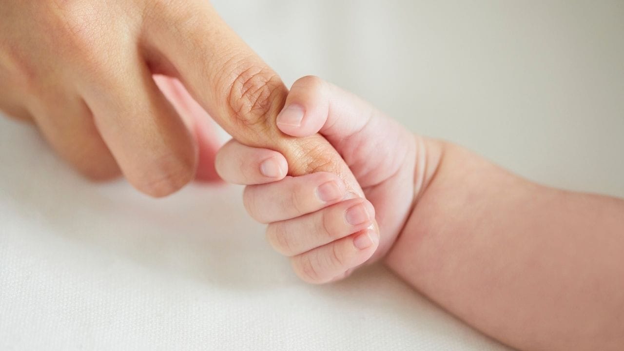 સુપ્રીમ કોર્ટે મેટરનિટી લીવ પર નિર્ણય સંભળાવ્યો છે. પરંતુ પેટરનિટી લીવનોનો મામલો સરકાર પર છોડી દેવામાં આવ્યો છે. પોતાના નિર્ણયમાં, કોર્ટે જણાવ્યું હતું કે પેટરનિટી લીવ માટેના નવા નિયમો અને તેમાં શું ફેરફાર કરવા જોઈએ તે હવે સરકાર દ્વારા નક્કી કરવામાં આવશે.