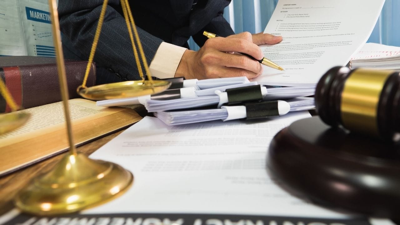  આ મામલો તેવો ન હતો. આ માટે કોર્ટે અમેરિકી છુટાછેડાના નિર્ણયને સ્વીકારવાનો ઈન્કાર કર્યો હતો પરંતુ આ સાથે એ પણ જોવા મળ્યું હતુ કે, પતિ-પત્ની 2008થી અલગ રહે છે એટલે કે, અંદાજે 18 વર્ષથી તેનો કોઈ સંબંધ નથી.