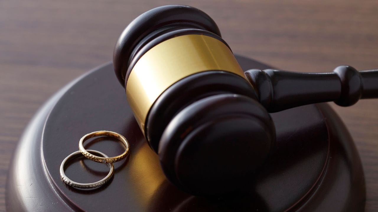 (Disclaimer: જો તમારી પાસે કોઈ ચોક્કસ કેસ હોય તો કાનૂની નિષ્ણાત (વકીલ) ની સલાહ લેવી સલાહભર્યું છે. અહીં આપેલી માહિતી ફક્ત કોર્ટના નિર્ણયો અને કલમોને આધારે આપવામાં આવી છે. તમારે કોઈ કેસ માટે જાણવું હોય તો યોગ્ય વકીલની સલાહ લઈ શકો છો.)(All Image Credit- Canva)