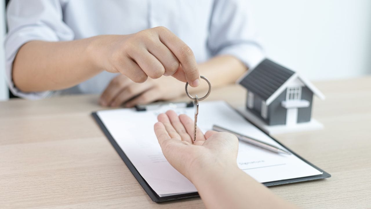 (Disclaimer: જો તમારી પાસે કોઈ ચોક્કસ કેસ હોય તો કાનૂની નિષ્ણાત (વકીલ) ની સલાહ લેવી સલાહભર્યું છે. અહીં આપેલી માહિતી ફક્ત કોર્ટના નિર્ણયો અને કલમોને આધારે આપવામાં આવી છે. તમારે કોઈ કેસ માટે જાણવું હોય તો યોગ્ય વકીલની સલાહ લઈ શકો છો.)(All Image Credit- Canva)