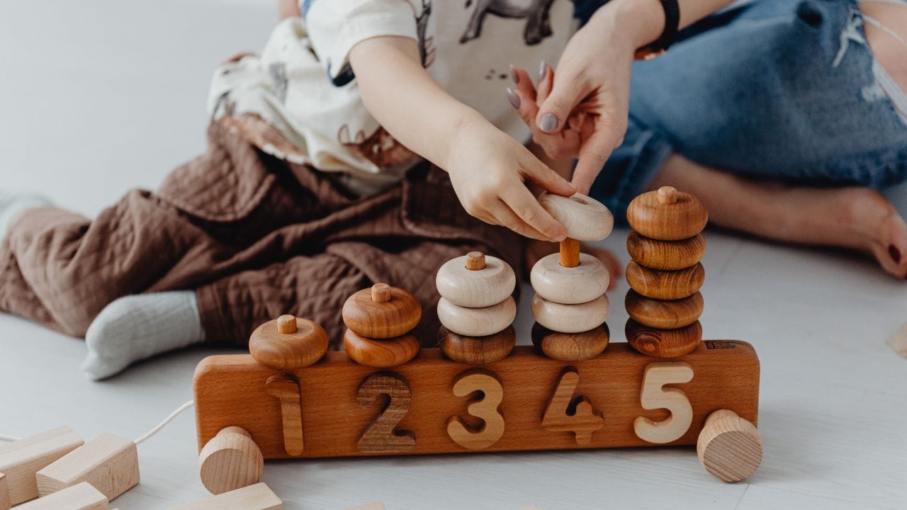 સુપ્રીમ કોર્ટનો આ નિર્ણય બાળકને દત્તક લેનાર મહિલાઓના પરિવાર માટે ગુડન્યુઝ છે. ટુંકમાં દત્તક બાળક લેનાર માતાને પણ બાળકની સારસંભાળ રાખવા માટે એક હક અને પુરતો સમય મળશે.જૂના નિયંત્રણો હવે લાગુ પડશે નહીં. જો બાળક ત્રણ મહિનાથી વધુનું હોય તો પણ, માતાને સંપૂર્ણ મેટરનિટી લીવ આપવામાં આવશે.