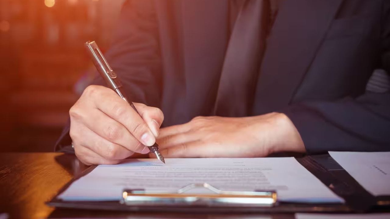 ભારતીય કાયદો ગેરંટર તરીકેની જવાબદારીને ખૂબ ગંભીરતાથી લે છે. ભારતીય કરાર અધિનિયમ, 1872 ની બે કલમો સૌથી મહત્વપૂર્ણ છે. પ્રથમ, કલમ 126, ગેરંટરીના કરારને વ્યાખ્યાયિત કરે છે. આ મુજબ, જો ઉધાર લેનાર (મુખ્ય દેવાદાર) ડિફોલ્ટ કરે છે, તો ગેરંટર (ખાતરી) એ તેમની જવાબદારી નિભાવવી જોઈએ. (ફોટો ક્રેડિટ- સોશિયલ મીડિયા) 