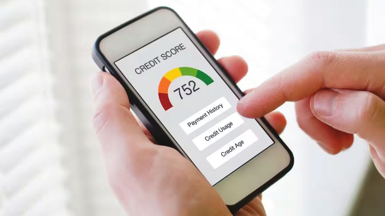 તમારો CIBIL સ્કોર ખરાબ થશે: આ લાંબા ગાળાના સૌથી મહત્વપૂર્ણ નુકસાનનું પ્રતિનિધિત્વ કરે છે. જ્યારે ઉધાર લેનારનો ક્રેડિટ સ્કોર નિઃશંકપણે ઘટી જશે, ત્યારે તમારો પોતાનો CIBIL સ્કોર પણ સંપૂર્ણપણે નાશ પામશે. પરિણામે, જો તમે ભવિષ્યમાં કોઈપણ સમયે વ્યક્તિગત લોન - જેમ કે હોમ લોન અથવા કાર લોન - માટે અરજી કરવાનો પ્રયાસ કરો છો, તો બેંકો તમારી અરજીને નકારી શકે છે, જે તમને ડિફોલ્ટર તરીકે વર્ગીકૃત કરે છે. (ફોટો ક્રેડિટ- સોશિયલ મીડિયા) 