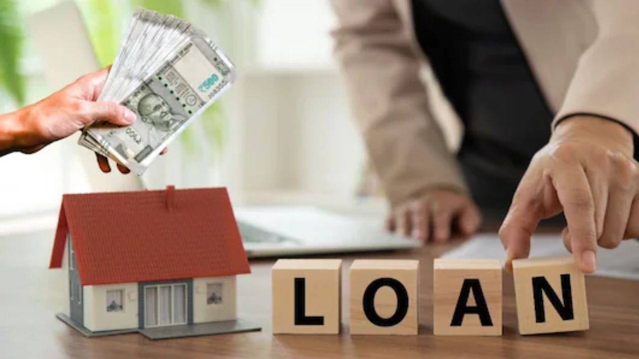 ગેરંટી આપનારા બનતા પહેલા લેવાના આવશ્યક પગલાં: તમારી ગેરંટીને સંપૂર્ણ રકમ કરતાં લોનની રકમના માત્ર એક ભાગ સુધી મર્યાદિત કરવાનો પ્રયાસ કરો. ફક્ત ભાવનાત્મક રીતે સહી કરશો નહીં; તેના બદલે, વ્યક્તિ ખરેખર પૈસા ચૂકવવા સક્ષમ છે કે નહીં તેનું મૂલ્યાંકન કરો. ઉધાર લેનારને ટર્મ ઇન્શ્યોરન્સ પોલિસી લેવા માટે કહો જેથી તેમના મૃત્યુના દુર્ભાગ્યપૂર્ણ કિસ્સામાં, નાણાકીય બોજ તમારા પર ન આવે. (ફોટો ક્રેડિટ- સોશિયલ મીડિયા) 