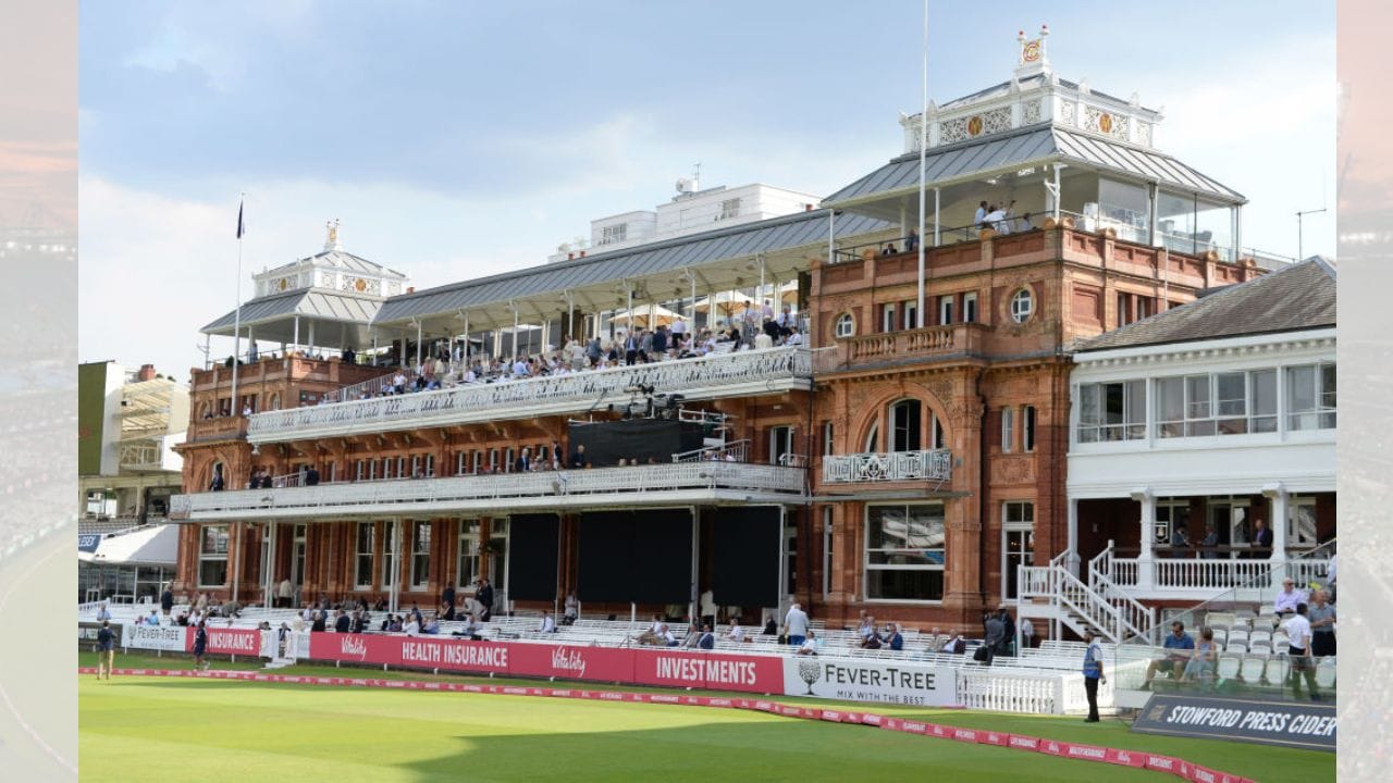 લંડનનું લોર્ડ્સ ક્રિકેટ ગ્રાઉન્ડ દરેક ક્રિકેટર માટે ખાસ મેદાન છે, પરંતુ તેનો ઢાળ અને સ્વિંગ બેટ્સમેન માટે મુશ્કેલી ઊભી કરે છે. લગભગ 230 મેચોમાં 667 બેટ્સમેન આઉટ થયા છે, જે તેની કઠિન પરિસ્થિતિ દર્શાવે છે. અહીં પિચનો ઢાળ બોલરોને મદદ કરે છે, અને જેમ્સ એન્ડરસન જેવા સ્વિંગ બોલરો સામે બેટિંગ કરવી વધુ પડકારજનક બને છે. ઘણીવાર બેટ્સમેન શરૂઆતમાં જ આઉટ થઈ જાય છે. ( Credits: Getty Images )