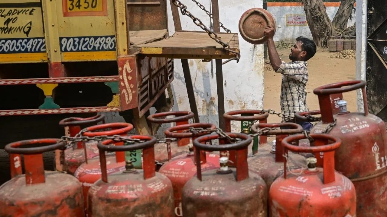 LPG એક ગંધહીન ગેસ છે, પરંતુ તેને સુગંધ આપવા માટે રાસાયણિક ઇથિલ મર્કેપ્ટન ઉમેરવામાં આવે છે.