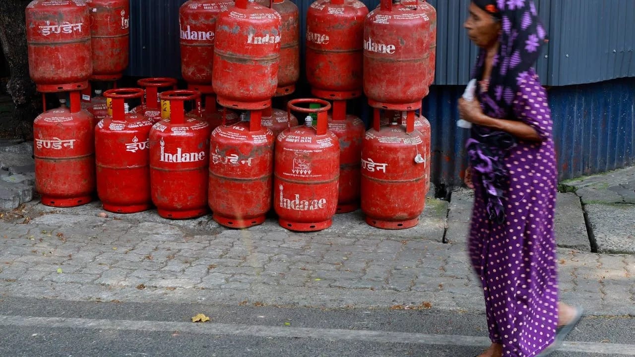 લીક થવાથી થતી આગ અને વિસ્ફોટોને રોકવા માટે LPG માં રસાયણો ઉમેરવામાં આવે છે. આ ઘરો અને કારખાનાઓની સલામતીમાં વધારો કરે છે.