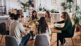 Chanakya Niti: આપણે બીજાના ઘરે જમવાનું કેમ ટાળવું જોઈએ? ચાણક્યએ કારણો