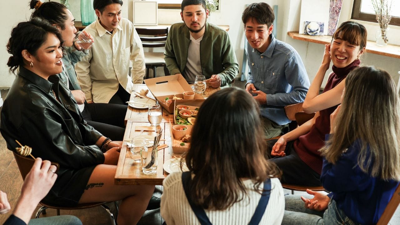  ચાણક્ય કહે છે કે આ પાછળ વૈજ્ઞાનિક, આધ્યાત્મિક અને કેટલાક ધાર્મિક કારણો છે. ચાણક્ય એક ઉદાહરણ આપે છે, કહે છે કે જો તમે ક્યાંક જમવા જાઓ છો અને ખોરાક બનાવનાર વ્યક્તિ ગુસ્સે, ઉદાસ અથવા નકારાત્મક વિચારો ધરાવતો હોય, તો તેની અસર તમારા જીવન પર પડશે. તે નકારાત્મકતા પણ તમારા પર અસર કરવા લાગે છે, તેથી જ ચાણક્યએ કહ્યું હતું કે તમારે ક્યારેય બીજાના ઘરે ભોજન ન કરવું જોઈએ.(Image Credit- GettyImages)