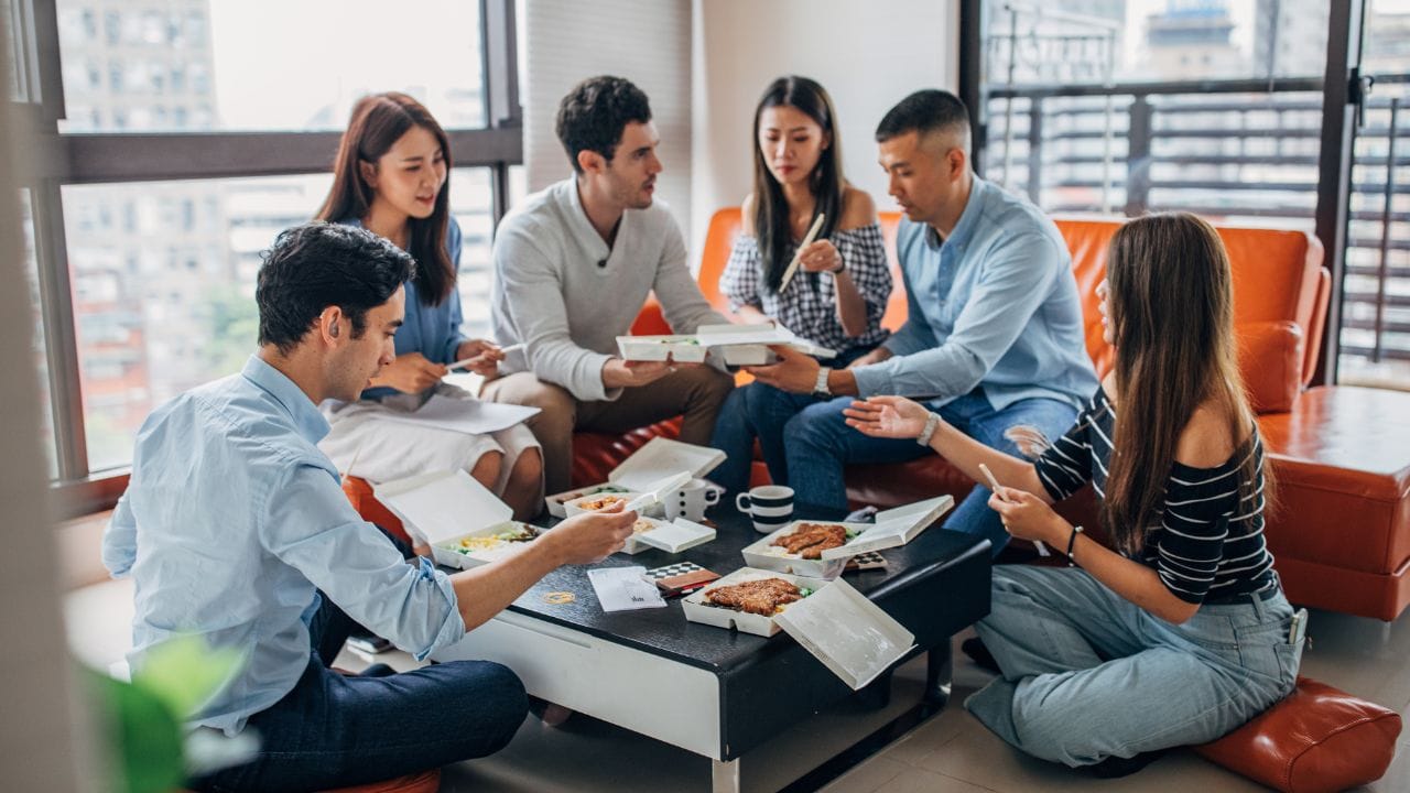 તેમણે કહ્યુ છે કે  ખોરાક ઉર્જા પ્રદાન કરે છે, પરંતુ બીજી બાજુ, તે આપણા શરીરને ઘણી રીતે અસર કરે છે, ચાણક્ય કહે છે. આપણે બીજાના ઘરે જમવાનું કેમ ટાળવું જોઈએ?(Image Credit- GettyImages)
