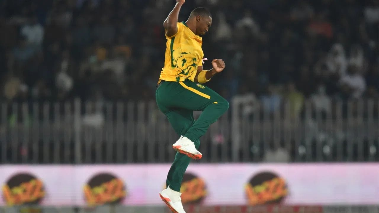 લુંગી એનગિડી (દક્ષિણ આફ્રિકા): દક્ષિણ આફ્રિકાના ફાસ્ટ બોલર લુંગી એનગિડીએ ટીમને સેમીફાઈનલ સુધી પહોંચાડવામાં મોટું યોગદાન આપ્યું છે. તેણે 7 મેચમાં કુલ 12 વિકેટ ઝડપીને શાનદાર પ્રદર્શન કર્યું છે.