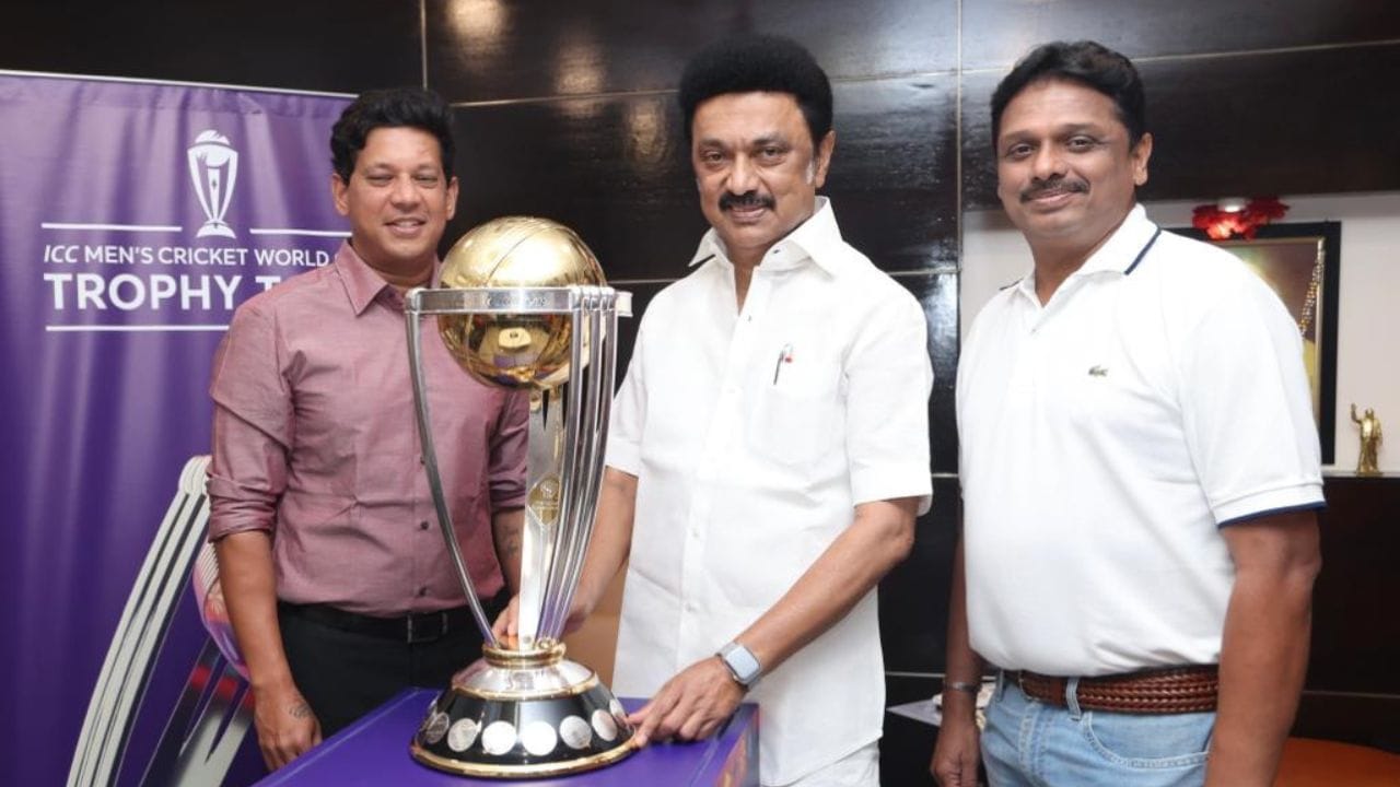 સ્ટાલિને યુવાવસ્થામાં જ પોતાના રાજકીય કારકિર્દીની શરૂઆત કરી હતી, જ્યારે તેમણે કેટલાક મિત્રો સાથે મળીને ગોપાલપુરમમાં દ્રવિડ મુન્નેત્ર કઝગમ (ડીએમકે) ની યુવા પાંખની સ્થાપના કરી હતી. 