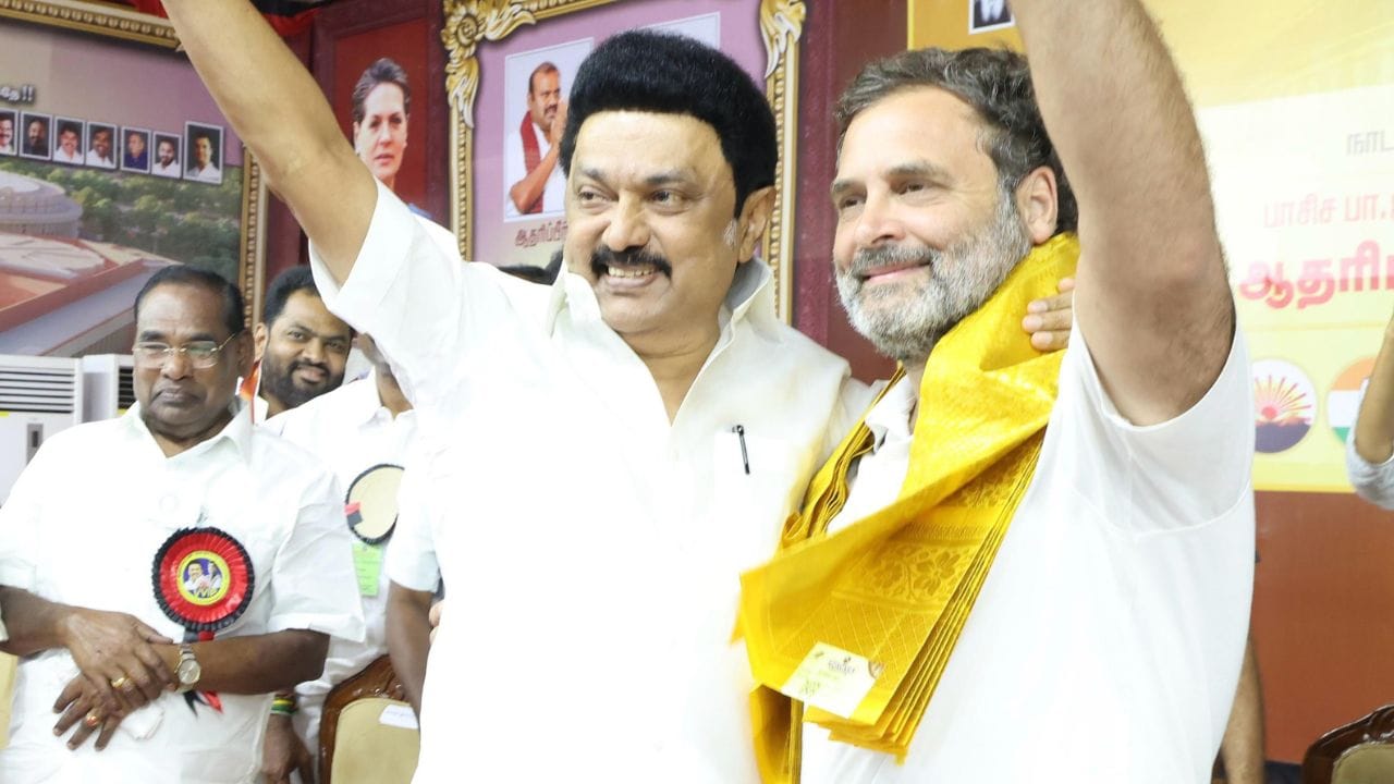 1976માં, કટોકટીનો વિરોધ કરવા બદલ સ્ટાલિનને આંતરિક સુરક્ષા જાળવણી કાયદા હેઠળ મદ્રાસ સેન્ટ્રલ જેલમાં જેલમાં ધકેલી દેવામાં આવ્યા હતા. પોલીસ કસ્ટડીમાં હતા ત્યારે, તેમણે ત્રાસ સહન કર્યો હતો જેના પરિણામે તેમના સાથી કેદી સી. ચિટ્ટીબાબુનું મૃત્યુ થયું હતું. તેમણે જેલમાં રહીને કોલેજના અંતિમ વર્ષની પરીક્ષાઓ લખી હતી.