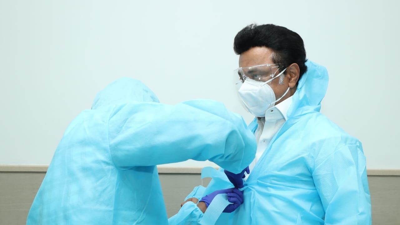  સ્ટાલિન 20 ઓગસ્ટ 1975ના રોજ દુર્ગા (ઉર્ફે શાંતા) સાથે લગ્ન કર્યા. તેમને બે બાળકો છે. તેમનો પુત્ર, ઉદયનિધિ સ્ટાલિન એક અભિનેતા અને રાજકારણી છે. જે 2024થી તમિલનાડુના નાયબ મુખ્યમંત્રી છે. તેમની પુત્રી સેન્થામરાય એક આંત્રપ્રિન્યોર છે. સ્ટાલિન પોતાને નાસ્તિક તરીકે વર્ણવે છે.