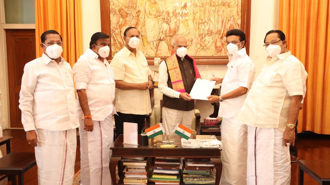 1953માં જન્મેલા સ્ટાલિન તમિલનાડુના ભૂતપૂર્વ મુખ્યમંત્રી એમ. કરુણાનિધિના ત્રીજા પુત્ર છે. તેમણે 1973 માં ચેન્નાઈની પ્રેસિડેન્સી કોલેજમાંથી તેમનું શિક્ષણ પૂર્ણ કર્યું. તેમણે 1960ના દાયકાના અંતમાં તેમની રાજકીય કારકિર્દી શરૂ કરી અને 1973માં DMKની જનરલ કમિટીમાં ચૂંટાયા હતા.