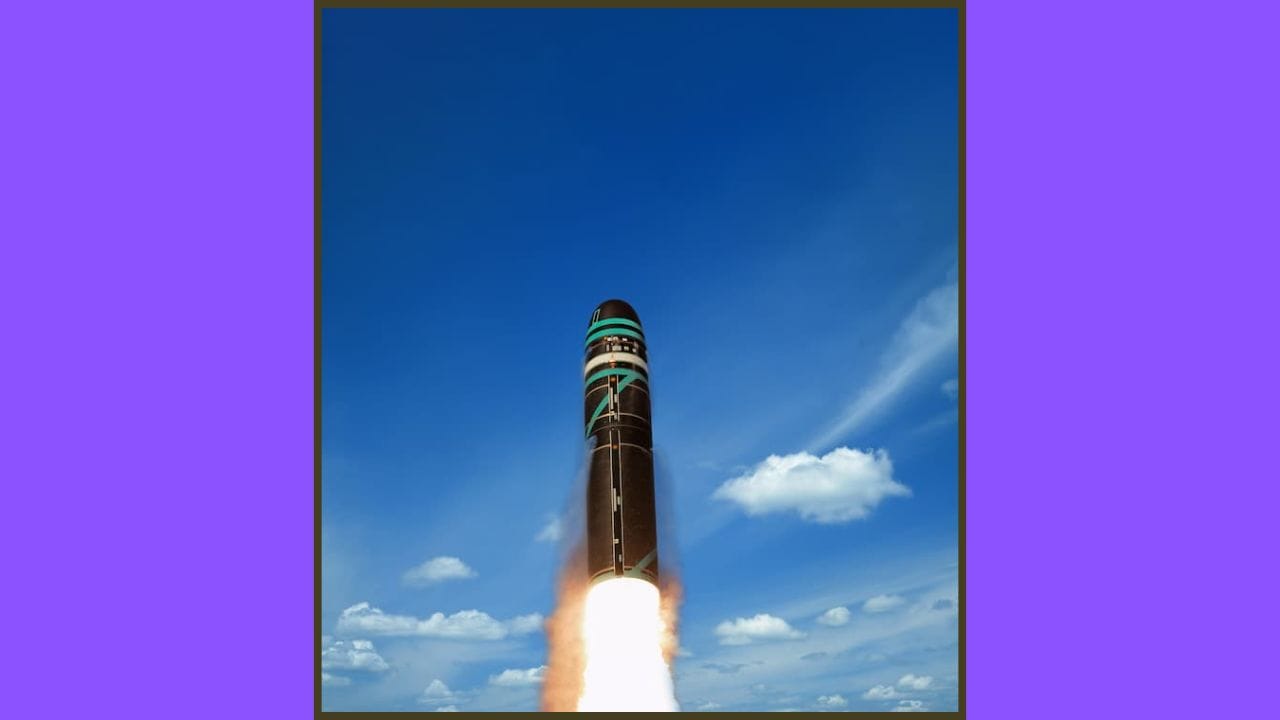 M51 (ફ્રાન્સ): ફ્રાન્સની આ મિસાઇલ ખાસ કરીને સબમરીન પરથી લોન્ચ કરવા માટે બનાવવામાં આવી છે. તે સમુદ્રની અંદર છુપાયેલા રહીને 6000 માઇલ (આશરે 9600 કિમી) થી વધુ દૂર રહેલા લક્ષ્યો પર હુમલો કરી શકે છે. આની સૌથી મોટી ખાસિયત તેની ગુપ્તતા (Stealth) છે.