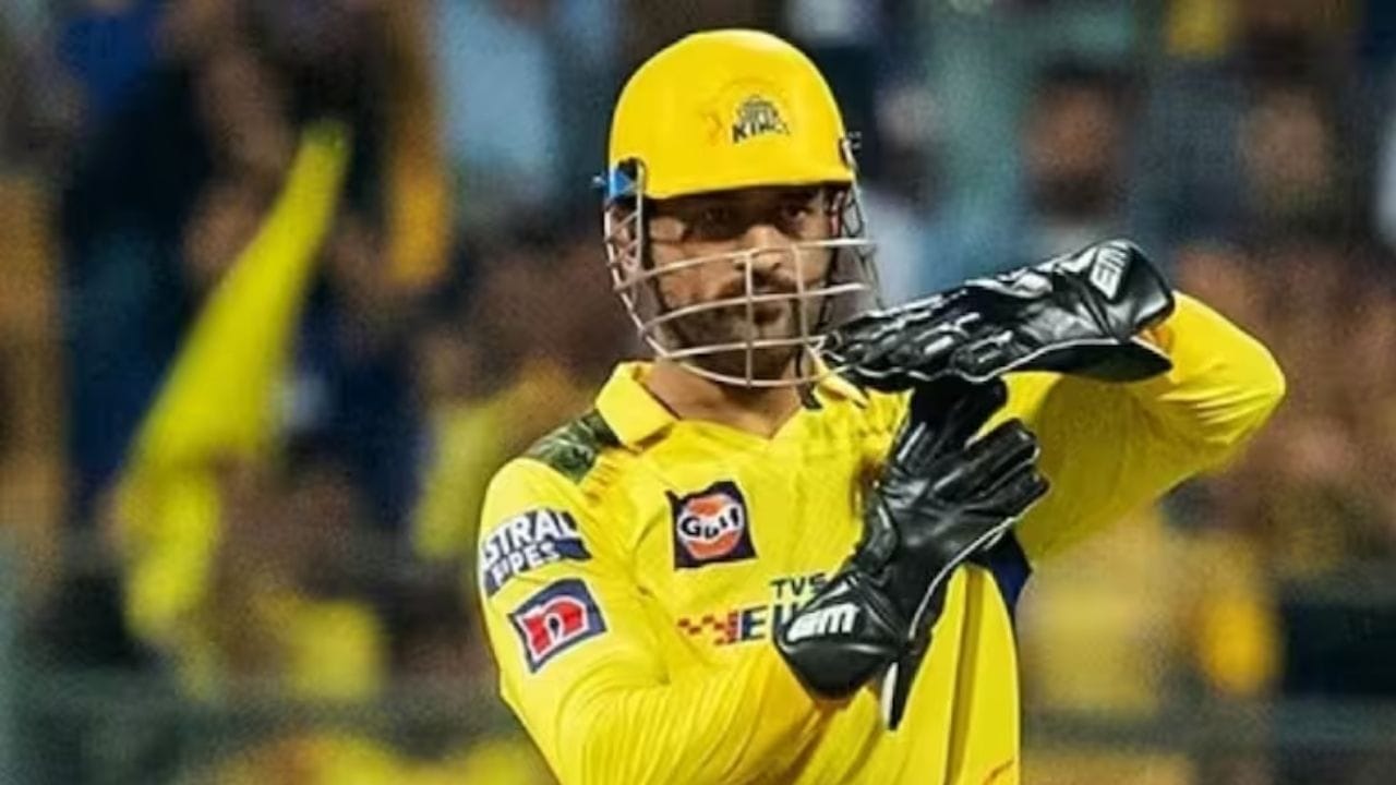 વધુમાં, 2024 સીઝન પછી તેણે ઈજા માટે સર્જરી કરાવી હતી. પરિણામે, તેની રમવાની ક્ષમતા અંગે વારંવાર પ્રશ્નો ઉભા થયા છે. ધોનીએ પોતે પણ અનેક વખત કહ્યું છે કે વર્ષના 10 મહિના પોતાને ફિટ રાખવા એ તેના માટે સૌથી મોટો પડકાર સાબિત થયો છે.