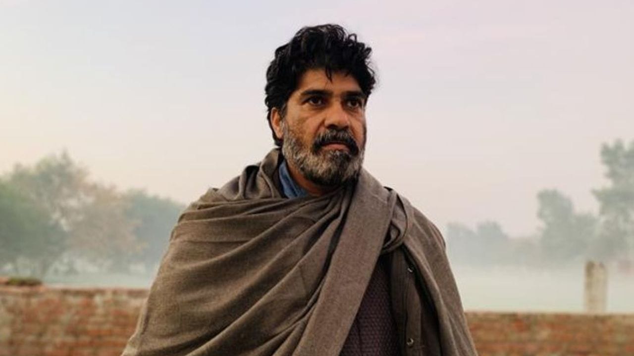 સુવિન્દર પાલ ધુરંધર 2 માં બ્રિગેડિયર જહાંગીરની ભૂમિકા ભજવી રહ્યા છે. તેઓ અગાઉ કોહરા સિરીઝમાં મેજર ઇકબાલની ભૂમિકા ભજવી હતી. જાસૂસી થ્રિલરમાં, તે અર્જુન રામપાલના પિતાની ભૂમિકા ભજવે છે. (ફોટો google)