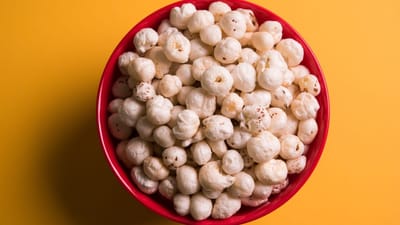 મખાના કમળના બીજમાંથી બને છે અને તેમાં મેગ્નેશિયમ, કેલ્શિયમ અને પ્રોટીન જેવી પોષક તત્ત્વો ભરપૂર હોય છે. સૌથી સારી વાત એ છે કે તે ગ્લુટેન-ફ્રી છે, એટલે મોટાભાગના લોકો માટે સરળતાથી પચી જાય છે.