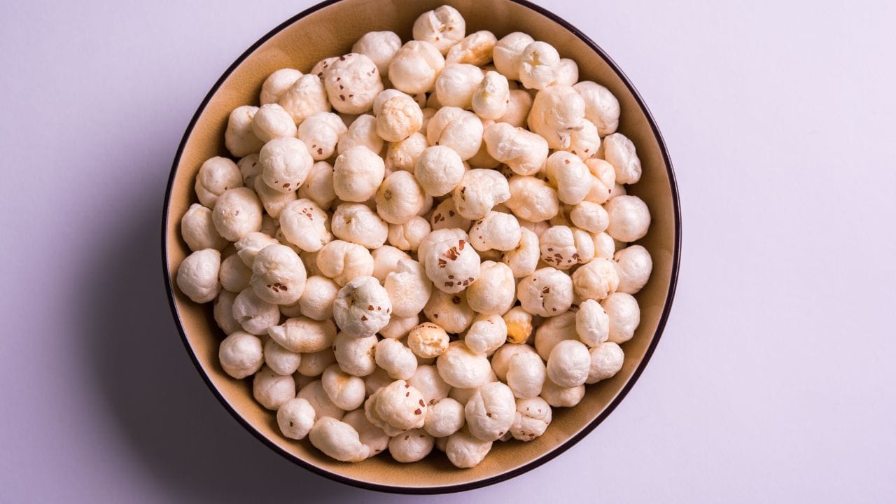 દૈનિક જીવનમાં મખાનાને સરળતાથી સામેલ કરી શકાય છે. તમે તેને નાસ્તા તરીકે ખાઈ શકો છો અથવા રાત્રે સૂતા પહેલા ગરમ દૂધ સાથે પણ લઈ શકો છો.