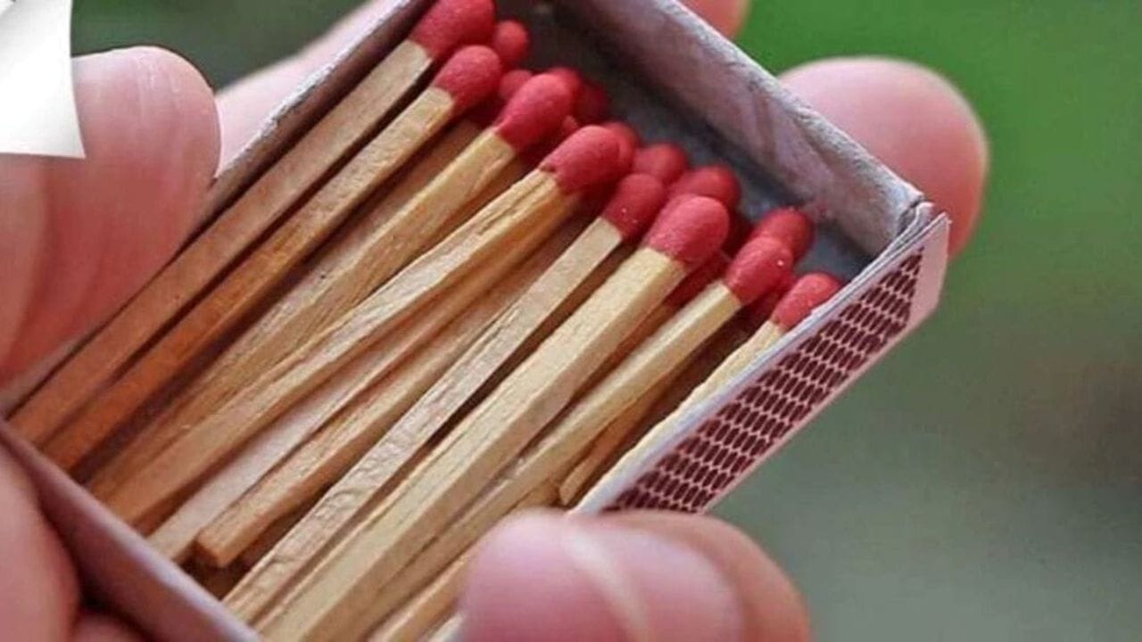 વાસ્તુ શાસ્ત્ર અનુસાર દિવાસળીને બેડરૂમમાં રાખવાની પણ સખત મનાઈ છે. એવું માનવામાં આવે છે કે આમ કરવાથી પતિ-પત્ની વચ્ચે મતભેદ થઈ શકે છે, જેનાથી વૈવાહિક જીવનમાં ખલેલ પહોંચે છે. વધુમાં, જ્વલનશીલ વસ્તુઓની હાજરી ચિંતા અને નકારાત્મક ઉર્જાના સ્તરને વધારે છે તેવું માનવામાં આવે છે. (ફોટો ક્રેડિટ-સોશિયલ મીડિયા)