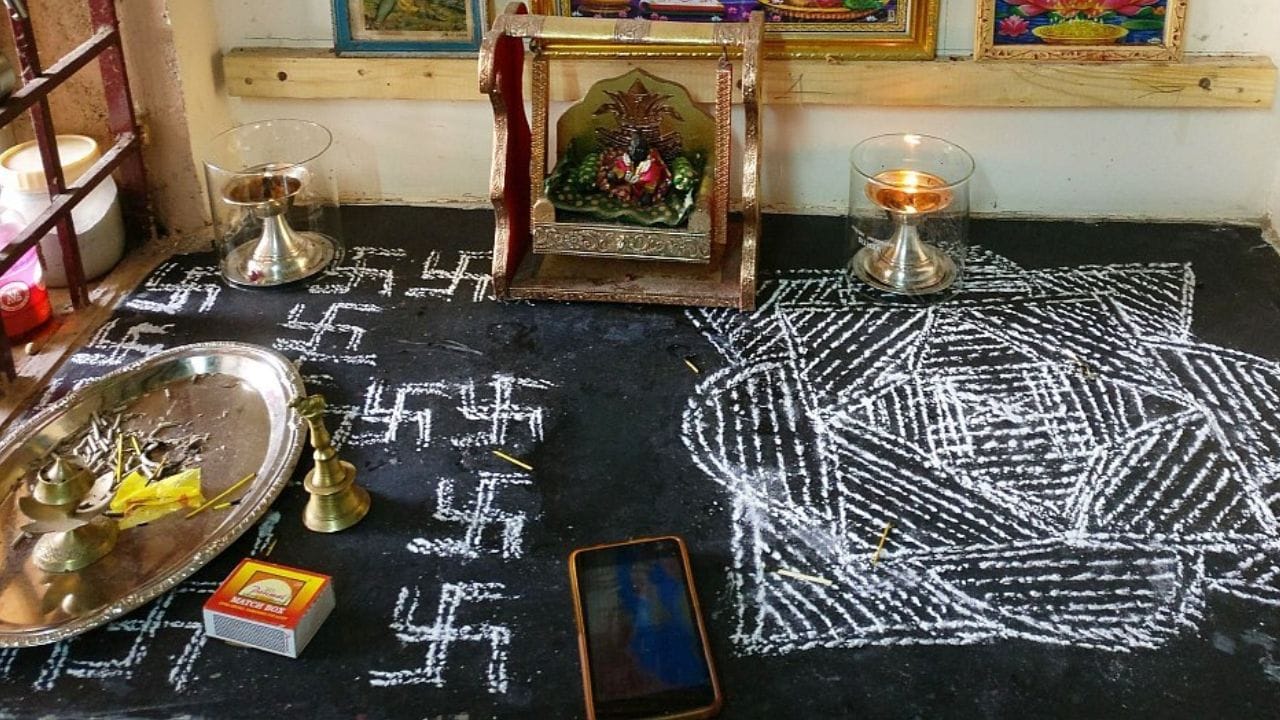 તમને જણાવી દઈએ કે માચીસ અગ્નિ તત્વ સાથે સંબંધીત છે જ્યારે મંદિર શાંત તત્વો સંબંધીત છે. એવું માનવામાં આવે છે કે મંદિરમાં દેવી દેવતાની મુર્તી કે તસવીર રાખી હોય તે જગ્યા કે તેની આસપાસ માચીસનું બોક્સ ભૂલથી પણ ના મુકવું જોઈએ. તે પવિત્ર વાતાવરણમાં ખલેલ પહોંચે છે, જેના કારણે નાણાકીય મુશ્કેલીઓ, માનસિક અશાંતિ અને પ્રાર્થનાનો સંપૂર્ણ લાભ મેળવવામાં અવરોધો આવે છે. (ફોટો ક્રેડિટ-સોશિયલ મીડિયા)