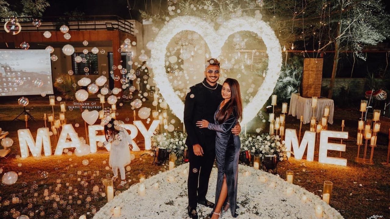 અક્ષર પટેલની પત્ની મેહા પટેલ એક ન્યુટ્રિશનિસ્ટ અને Dietitian છે, મેહા પટેલનો જન્મ ગુજરાતમાં થયો છે. તે એક ગુજરાતી પરિવારમાંથી આવે છે. બાળપણથી તેને સ્વાસ્થય અને ફિટનેસમાં ખુબ રુચિ હતી. આજે મેહા પટેલ એક સર્ટિફાઈડ ડાયટેશિયન અને ન્યુટ્રિશનિસ્ટના રુપમાં કામ કરે છે.