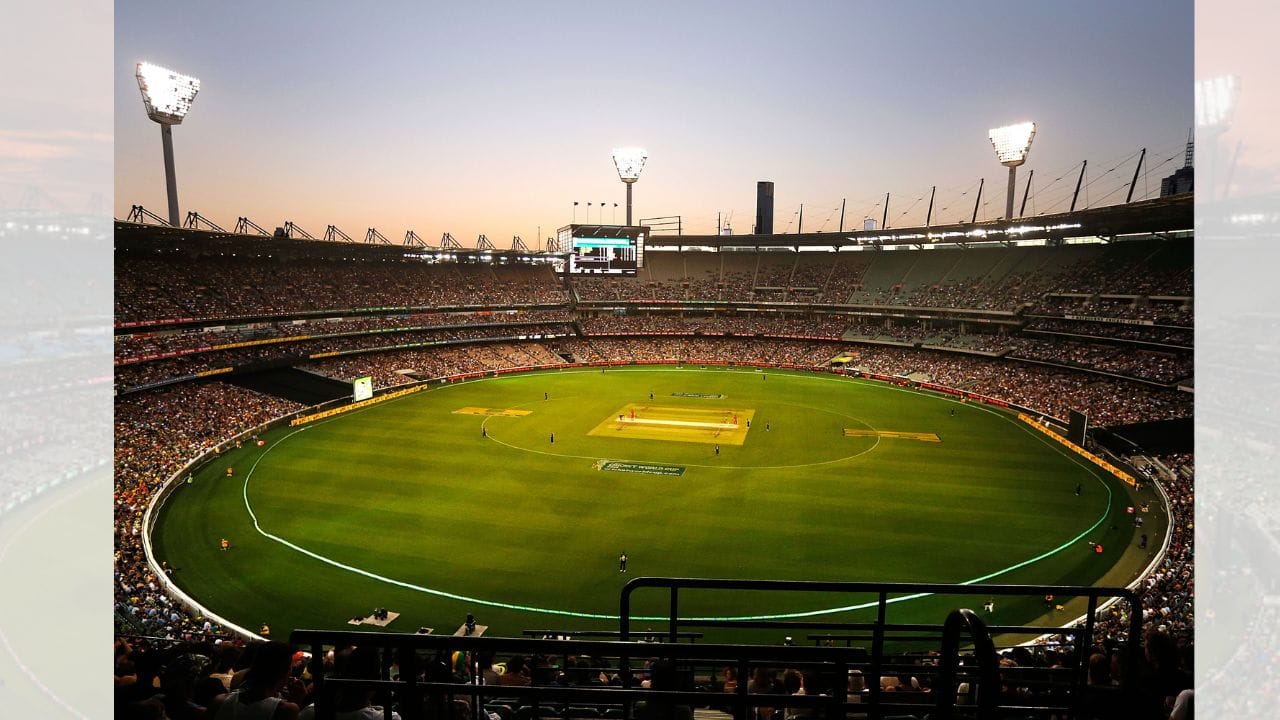 ઓસ્ટ્રેલિયાનું મેલબોર્ન ક્રિકેટ ગ્રાઉન્ડ માત્ર મોટું સ્ટેડિયમ જ નથી, પણ તેની પિચ પણ બેટ્સમેન માટે મુશ્કેલ છે. લગભગ 290 આંતરરાષ્ટ્રીય મેચોમાં 745 બેટ્સમેન અહીં એકપણ રન બનાવ્યા વગર આઉટ થયા છે. મોટી બાઉન્ડ્રી, સવારનો ભેજ અને શરૂઆતમાં મળતો વધારાનો ઉછાળો બેટિંગને વધુ કઠિન બનાવે છે. જ્યારે 90,000 દર્શકોનો શોર હોય અને મિશેલ સ્ટાર્ક અથવા  પેટ કમિન્સ જેવા બોલરો સામે હોય, ત્યારે શૂન્ય રન પર આઉટ થવું સામાન્ય વાત બની જાય છે. ( Credits: Getty Images )