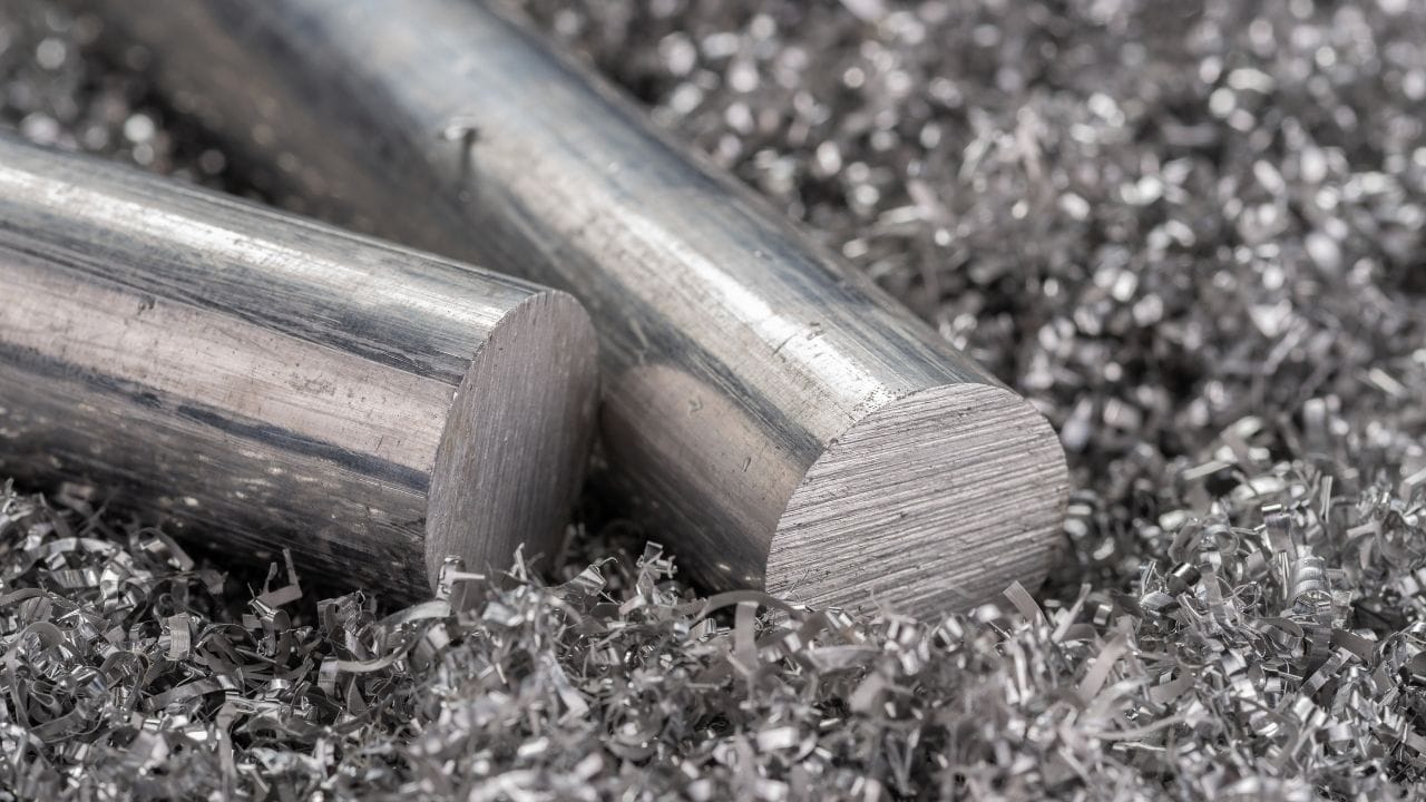 મધ્ય પૂર્વ વિસ્તાર વિશ્વની પ્રાથમિક એલ્યુમિનિયમ ક્ષમતાના લગભગ 9 ટકા હિસ્સો ધરાવે છે, જે અંદાજે 6.9 મિલિયન ટન જેટલું ઉત્પાદન દર્શાવે છે. આ ક્ષેત્રમાંથી મોટો હિસ્સો નિકાસ થતો હોવાથી યુદ્ધના કારણે સપ્લાય ચેઇનમાં ગંભીર અવરોધ ઊભો થયો છે. CLSAના અહેવાલ મુજબ એક મહત્વપૂર્ણ એલ્યુમિનિયમ સ્મેલ્ટર પહેલેથી જ ઉત્પાદન બંધ કરી ચૂક્યું છે. એલ્યુમિનિયમ પ્લાન્ટને બંધ કર્યા પછી ફરી શરૂ કરવો ખર્ચાળ અને સમયસાપેક્ષ પ્રક્રિયા હોવાથી પુરવઠા પર લાંબા સમય સુધી અસર રહેવાની શક્યતા છે.