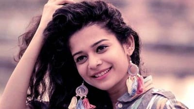 મિથિલા પાલકરનો જન્મ 11 જાન્યુઆરી 1993ના રોજ થયો છે. તે એક ભારતીય અભિનેત્રી છે જે હિન્દી ફિલ્મો અને વેબ સિરીઝમાં તેના કામ માટે જાણીતી છે. તેને અનેક પુરસ્કારો મળ્યા છે, જેમાં એક ફિલ્મફેર એવોર્ડ મરાઠી અને બે ફિલ્મફેર OTT એવોર્ડનો સમાવેશ થાય છે.