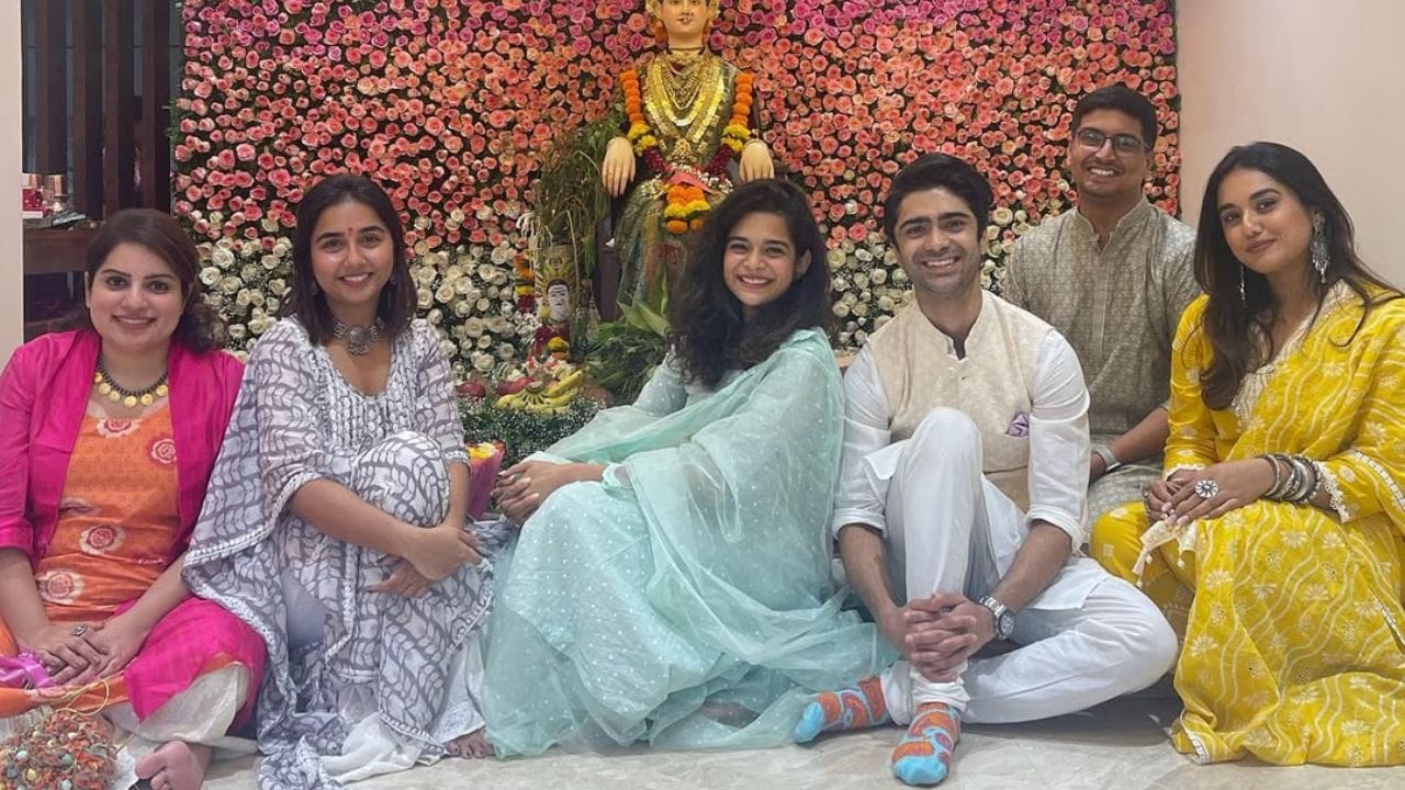  તેને મુરંબા (2017) માં તેના અભિનય માટે શ્રેષ્ઠ મહિલા ડેબ્યુ - મરાઠી માટે ફિલ્મફેર એવોર્ડ મળ્યો. તેની અન્ય નોંધપાત્ર ફિલ્મોમાં કારવાં (2018) અને ત્રિભંગા (2021) નો સમાવેશ થાય છે.