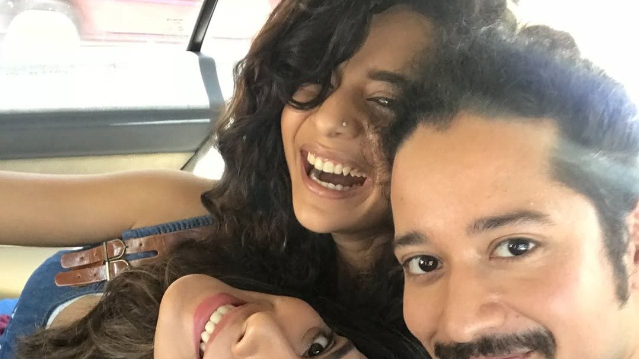  શરૂઆતમાં તેના માતાપિતા સાથે વસઈમાં રહેતી હતી, પરંતુ રોજિંદા મુસાફરીમાં મુશ્કેલીઓને કારણે તે અને તેની બહેન પાછળથી તેના નાના-નાની સાથે દાદરમાં રહેવા ગયા. તે એક એવા પરિવારમાંથી આવે છે જ્યાં કોઈ કલાકારો નહોતા, અને શરૂઆતમાં તેના દાદાએ તેના અભિનયના નિર્ણયને મંજૂરી આપી ન હતી.