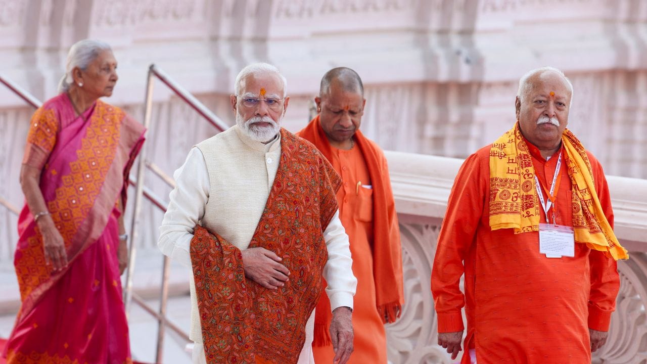 RSS વડા મોહન ભાગવતનો જન્મ 11 સપ્ટેમ્બર 1950ના રોજ મહારાષ્ટ્રના ચંદ્રપુરમાં થયો હતો. ભાગવતનો પ્રારંભિક શિક્ષણ લોકમાન્ય તિલક સ્કૂલમાં થયો હતો. તેઓ જનતા કોલેજ, અકોલામાંથી પશુચિકિત્સા અને પશુપાલનમાં સ્નાતક થયા હતા.