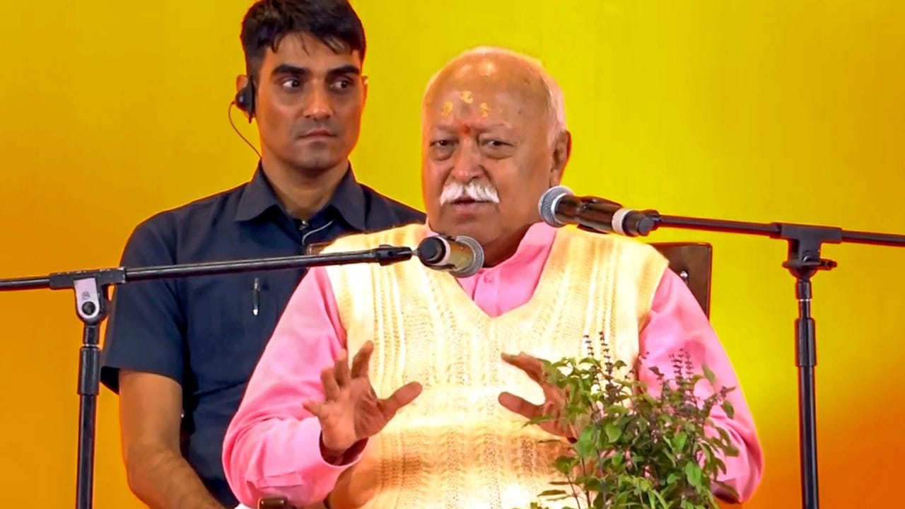 તેમના પિતા, મધુકર રાવ ભાગવત, ચંદ્રપુર પ્રદેશના પ્રમુખ અને ગુજરાતમાં પ્રચારક હતા. મોહન ભાગવત 1975માં RSSમાં જોડાયા અને ત્યારથી તેઓ RSS માટે સતત કામ કરી રહ્યા છે. 