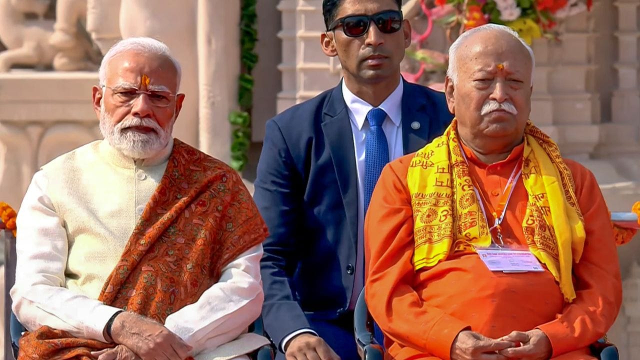 તેમના પિતા મધુકર રાવ ભાગવત ચંદ્રપુર ઝોન માટે કાર્યવાહ (સચિવ) હતા અને બાદમાં ગુજરાત માટે પ્રાંત પ્રચારક (પ્રાંતીય પ્રમોટર) હતા. તેમની માતા માલતી RSS મહિલા પાંખના સભ્ય હતા.