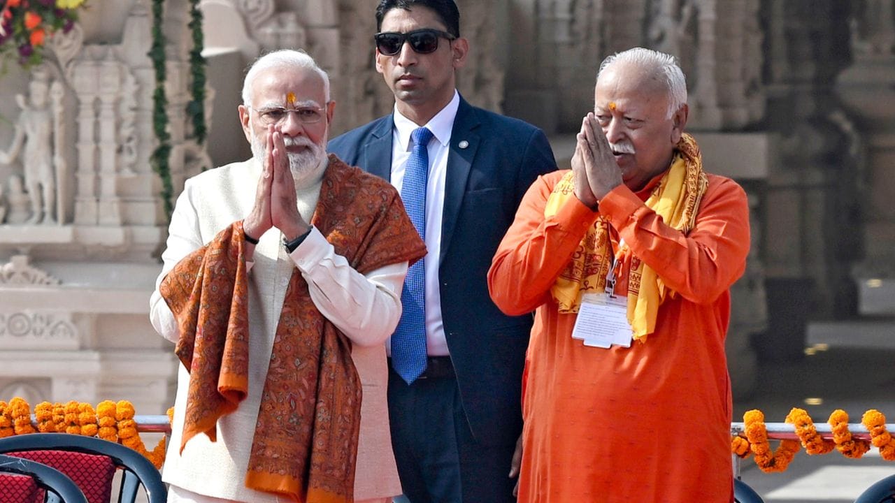 ભાગવતે તેમનું શાળાકીય શિક્ષણ લોકમાન્ય તિલક વિદ્યાલયમાંથી અને પછી ચંદ્રપુરની જનતા કોલેજમાંથી B.Scના પ્રથમ વર્ષ પૂર્ણ કર્યું. તેમણે નાગપુરની સરકારી પશુચિકિત્સા કોલેજમાંથી પશુચિકિત્સા વિજ્ઞાન અને પશુપાલનમાં સ્નાતક થયા હતા.