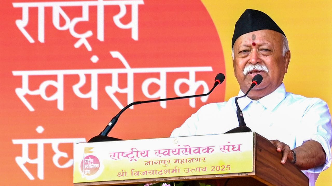 મોહન મધુકર ભાગવતનો જન્મ ચંદ્રપુરમાં એક મરાઠી કરહડે બ્રાહ્મણ પરિવારમાં થયો હતો, જે તે સમયે મધ્યપ્રદેશ રાજ્યમાં હતું અને હાલના મહારાષ્ટ્રમાં આવે છે.તેઓ RSS કાર્યકરોના પરિવારમાંથી આવે છે.