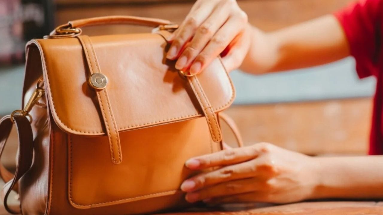 શું રાખવું: દેવી-દેવતાઓના ચિત્રોને બદલે, તમે તમારા ઘરમાં મોર પીંછા, ચોખાના દાણા રાખી શકો છો. એવું માનવામાં આવે છે કે આ વસ્તુઓ રાખવાથી આર્થિક સમૃદ્ધિ આવે છે.
