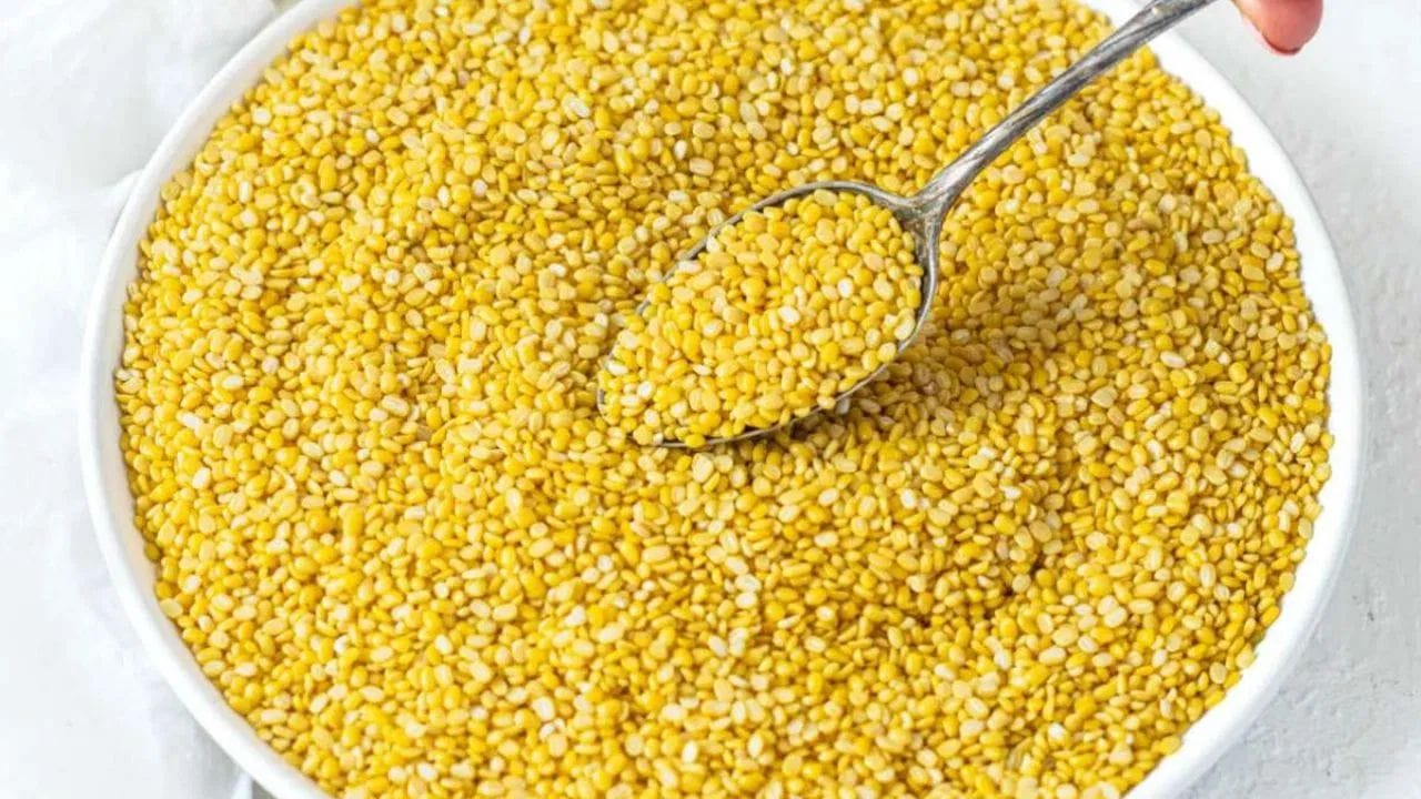 પીળી મગ દાળ: પીળી મગની દાળને પલાળી રાખવી પણ મહત્વપૂર્ણ છે. તમે તેને 30 મિનિટથી 2 કલાક સુધી પલાળી શકો છો, કારણ કે આનાથી પાચનશક્તિમાં સુધારો થાય છે.