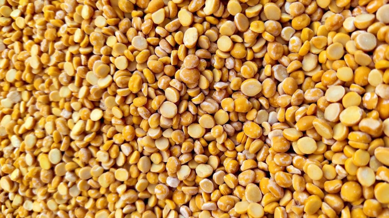 ચણા દાળ: ચણાની દાળને રાંધવામાં સમય લાગે છે. તેથી, તેને 6 થી 8 કલાક સુધી પલાળી રાખવી જોઈએ. આનાથી તે હળવી બને છે અને તે પેટ પર ભારે પડતું નથી.